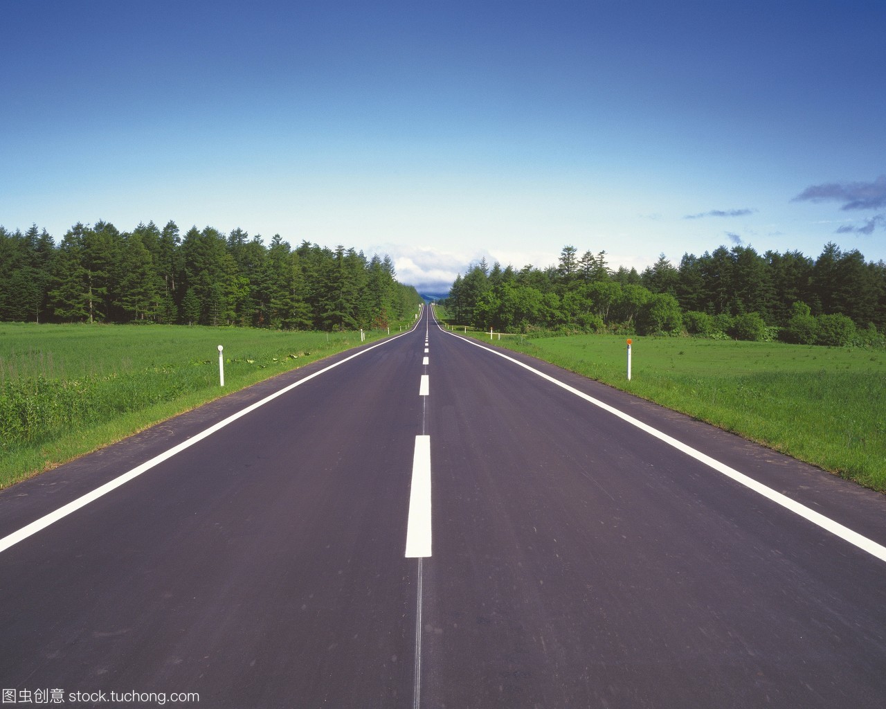 穿行于晴空之下 一條筆直公路的自然詩篇